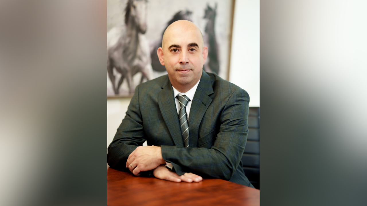 Stephen Bandar ajuda jovens imigrantes a se legalizarem através do programa SIJ